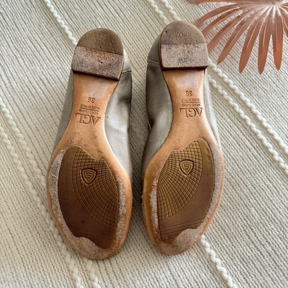 AGL Attilio Giusti Leombruni Brigita Tan Flats
Nude Leather Patent Size 6.5 - Picture 16 of 16